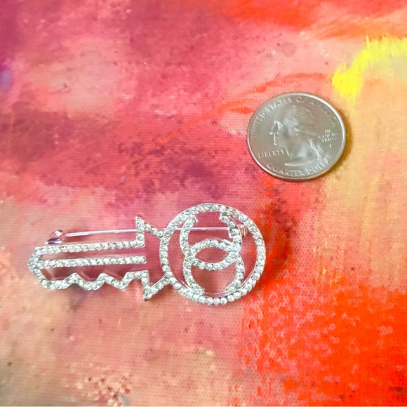 FabulouslyFitted | Key To Your Heart Diamond Rhinestone Brooch - Picture 3 of 7